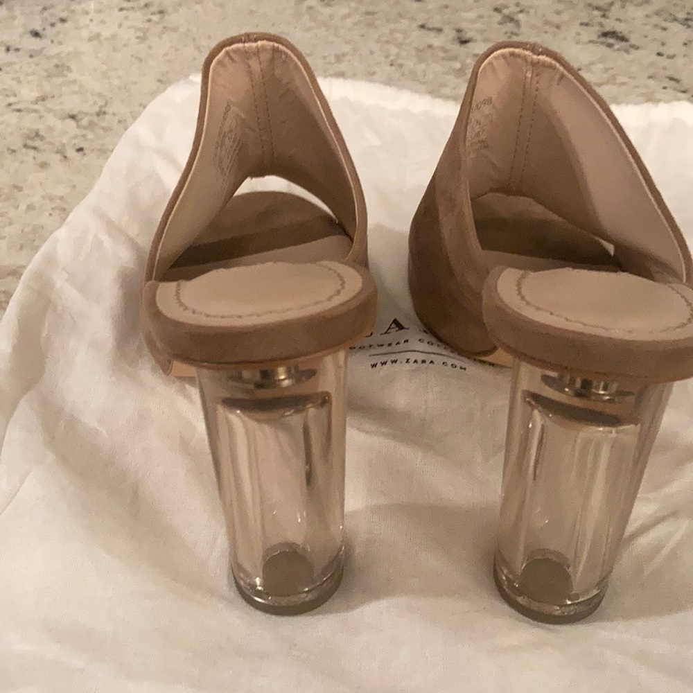 Like NEW Women’s Zara Nude Suede heel. Size 39 - Picture 4 of 8